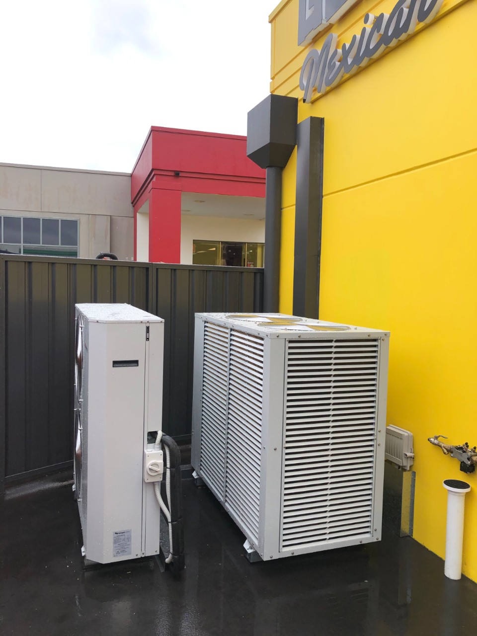 commercial air con units on roof